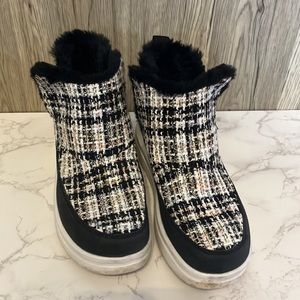 Women’s Hey Dude Mel boucle boots Size 10